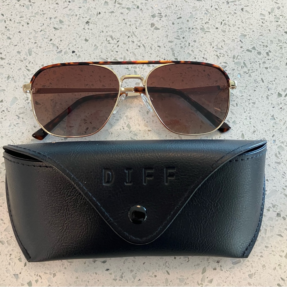 DIFF Polarized Sunglasses NEVER WORN. Includes ca… - image 3